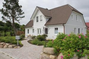a white house with a brick driveway at Appartement Louise in Wustrow