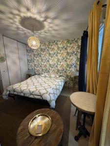 ラ・ロシェルにあるSTUDIO de Charme, CITY BED, LA ROCHELLEのソファとテーブルのあるリビングルーム