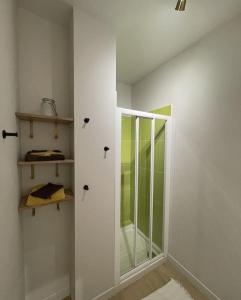 ラ・ロシェルにあるSTUDIO de Charme, CITY BED, LA ROCHELLEの部屋にガラスのシャワーが付いたバスルーム