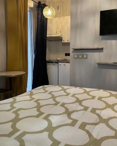 ラ・ロシェルにあるSTUDIO de Charme, CITY BED, LA ROCHELLEのベッドルーム1室(模様入りのベッド1台付)