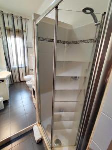 La salle de bains est pourvue d'une cabine de douche et de toilettes. dans l'établissement metro C and Tor Vergata, à Rome