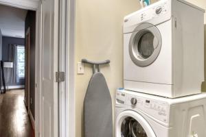 lavadero con lavadora y secadora en Deluxe Mount Vernon 2BR w WD nr Metro WDC-576 en Washington