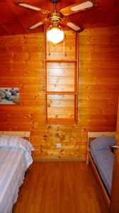 Postel nebo postele na pokoji v ubytování Bungalows Park Albufera