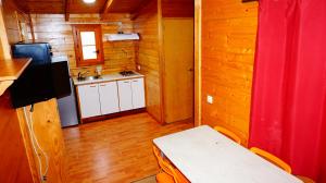 Kuchyň nebo kuchyňský kout v ubytování Bungalows Park Albufera