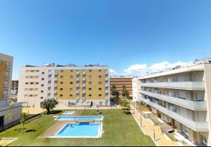 kompleks apartamentów z basenem i budynkami w obiekcie NEW! Apartamento con 2 piscinas, parque infantil, a 1 min de la playa w Sant Antoni de Calonge