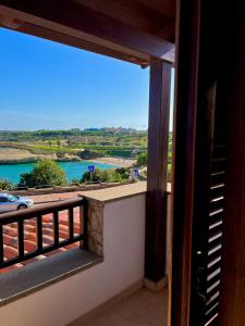 einen Balkon mit Flussblick in der Unterkunft L'Ancora Blu in Porto Torres