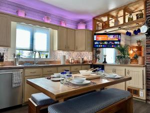 cocina con mesa de madera y fregadero en Retreat near Beaches, en Gloucester