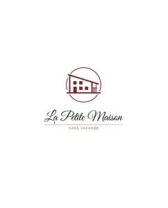 un logo per un ristorante con la foto di un edificio di La Petite Maison ad Augusta