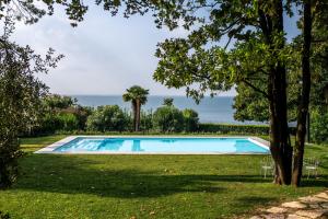 a swimming pool with a view of the ocean at Appartamenti Villa Andrea in Garda