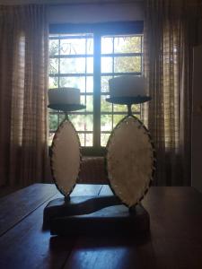 una mesa con dos lámparas frente a una ventana en Rancho Aparte en Salta