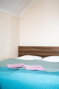 a bed with two towels on top of it at Apartamenty przy Pensjonacie Zdrojowym in Rabka