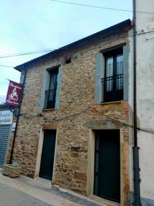 un edificio de ladrillo con puertas y ventanas negras en La Tahona de Almarza, en Almarza