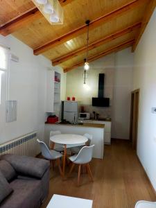 a living room with a table and chairs and a kitchen at La Tahona de Almarza in Almarza