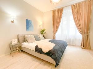 A bed or beds in a room at Downtown Deak-Ferris Wheel Luxury Home