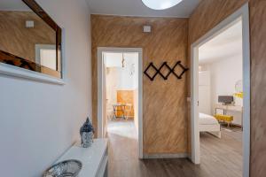 een hal met een deur naar een woonkamer bij Licia Home - Air conditioning - Terrace in Sanremo