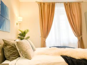 A bed or beds in a room at Downtown Deak-Ferris Wheel Luxury Home