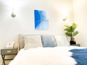A bed or beds in a room at Downtown Deak-Ferris Wheel Luxury Home