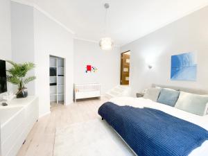 A bed or beds in a room at Downtown Deak-Ferris Wheel Luxury Home