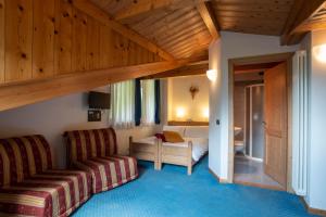 Postel nebo postele na pokoji v ubytování Hotel Chalet Genziana