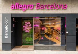 una tienda frente a una tienda de allegro barcelona en Allegro Barcelona, en Barcelona