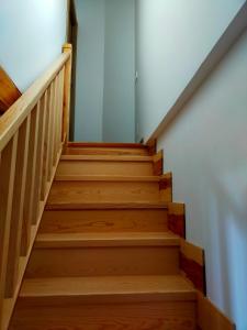 eine Treppe in einem Haus mit Holztreppen in der Unterkunft La Tahona de Almarza in Almarza