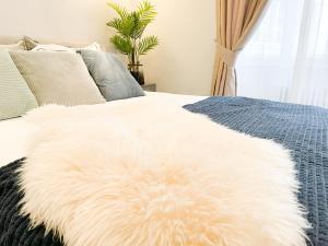 A bed or beds in a room at Downtown Deak-Ferris Wheel Luxury Home