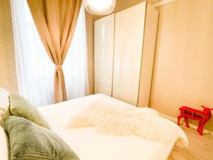 A bed or beds in a room at Downtown Deak-Ferris Wheel Luxury Home