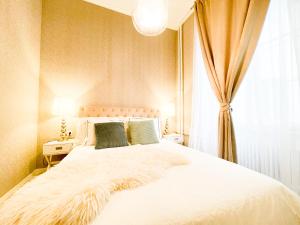A bed or beds in a room at Downtown Deak-Ferris Wheel Luxury Home