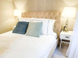 A bed or beds in a room at Downtown Deak-Ferris Wheel Luxury Home
