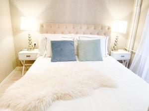 A bed or beds in a room at Downtown Deak-Ferris Wheel Luxury Home