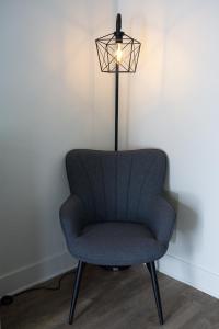 una lámpara y una silla en una habitación en Pine Lodge, en Encampment