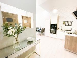 A kitchen or kitchenette at Downtown Deak-Ferris Wheel Luxury Home