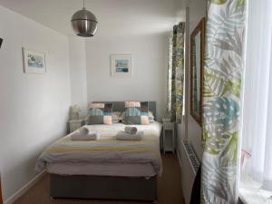 a bedroom with a bed in a room at Tudor Court Guest House in Falmouth