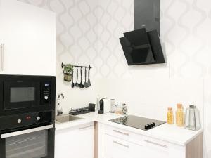 A kitchen or kitchenette at Downtown Deak-Ferris Wheel Luxury Home