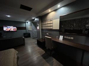Televízia a/alebo spoločenská miestnosť v ubytovaní Athina Airport Hotel