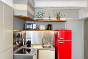 cocina con nevera roja y fregadero en Compagnia del mare, Cinque terre Full Apt X 2, centro storico,5 minuti dal mare!, en Riomaggiore 43 fotos más