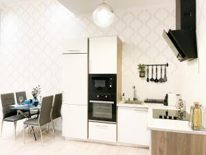A kitchen or kitchenette at Downtown Deak-Ferris Wheel Luxury Home