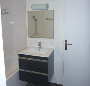 a bathroom with a sink and a mirror and a tub at Tour Eiffel Beaugrenelle in Paris