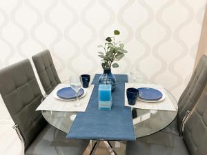 A seating area at Downtown Deak-Ferris Wheel Luxury Home