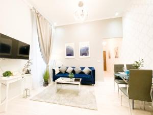 A seating area at Downtown Deak-Ferris Wheel Luxury Home