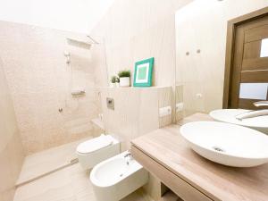 A bathroom at Downtown Deak-Ferris Wheel Luxury Home