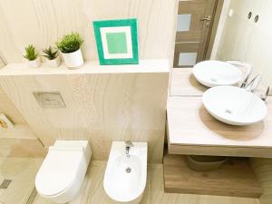A bathroom at Downtown Deak-Ferris Wheel Luxury Home