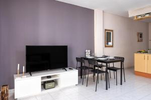 a living room with a television and a table with chairs at Fuengirola old town accomodation Ref 134 in Fuengirola