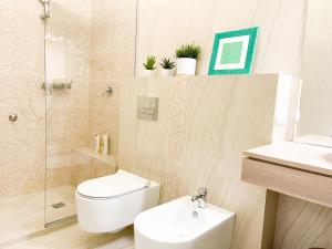 A bathroom at Downtown Deak-Ferris Wheel Luxury Home Még 36 kép