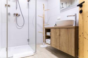 uma casa de banho com um chuveiro e um lavatório. em Gasthof Fischerwirt em Zeutschach