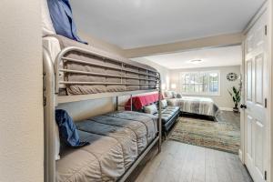 Katil dua tingkat atau katil-katil dua tingkat dalam bilik di All Decked Out
