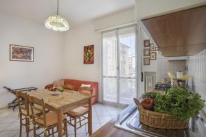 een keuken en eetkamer met een tafel en stoelen bij Iris - Sweet Dreams in Florence in Scandicci