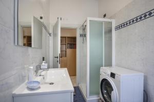 een badkamer met een wasmachine en een wastafel bij Iris - Sweet Dreams in Florence in Scandicci