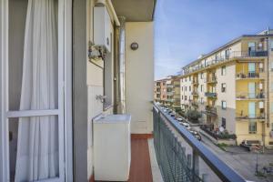een balkon met uitzicht op de stad bij Iris - Sweet Dreams in Florence in Scandicci