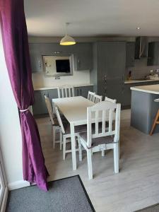 een keuken en eetkamer met een tafel en stoelen bij Hot Tub house close to Woodland and Peak District in Brimington